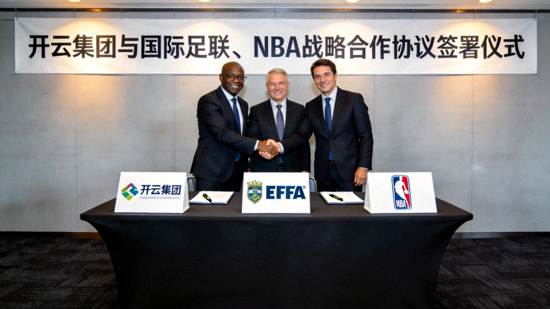 开云集团与国际足联、NBA代表签署战略合作协议仪式现场 - 双方代表握手合影