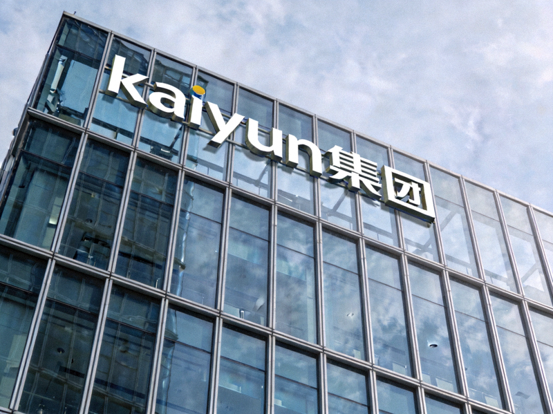 kaiyun集团现代化总部大楼外观 - 玻璃幕墙反射天空，展现集团实力与科技感