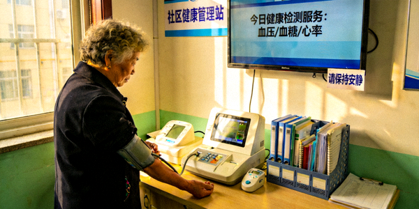 社区健康管理应用场景 - 老年人在社区健康站使用设备检测